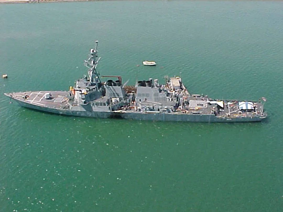 Теракт на эсминце USS Cole в порту Адена
