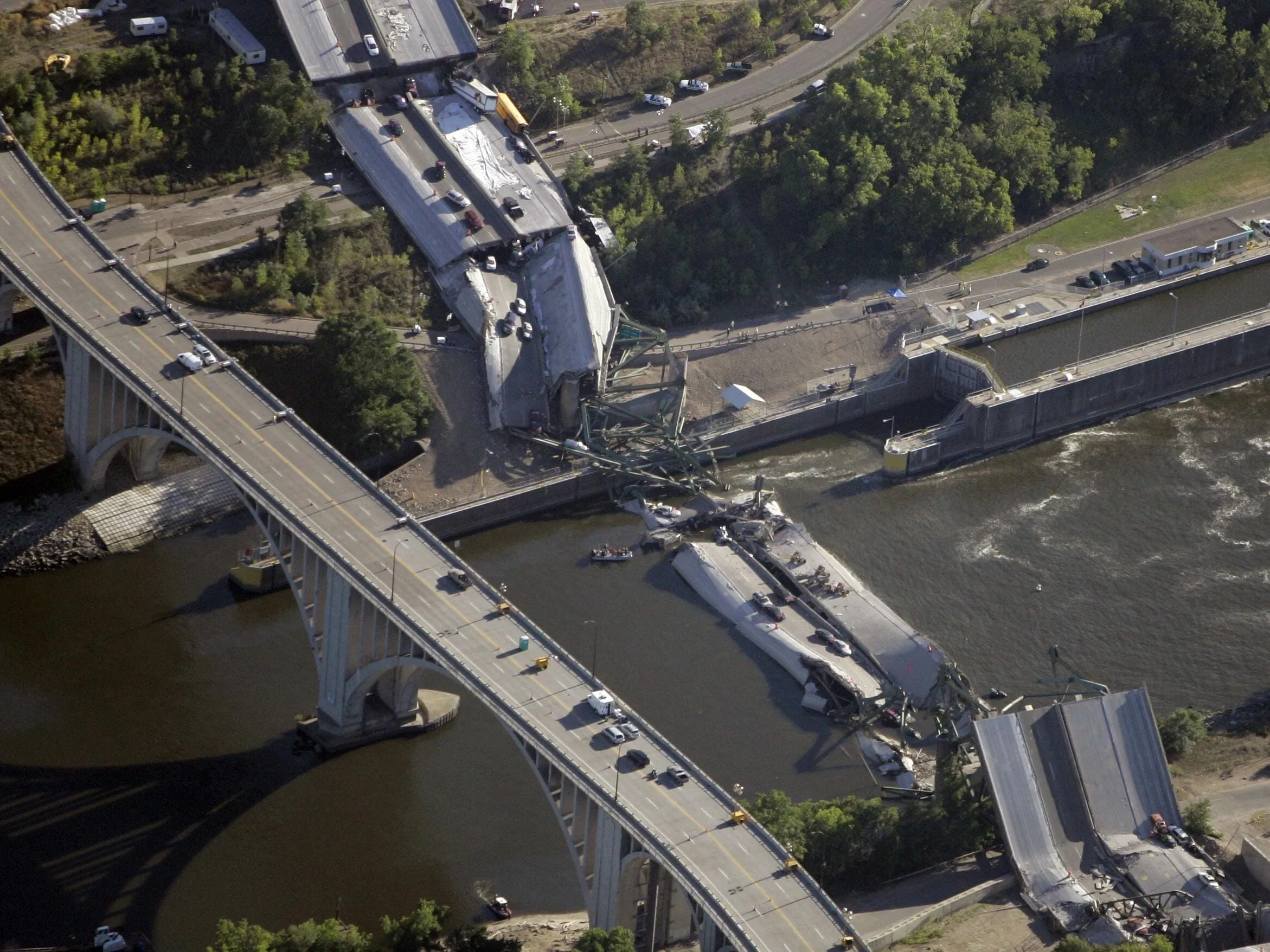 Падение моста I-35W в Миннеаполисе