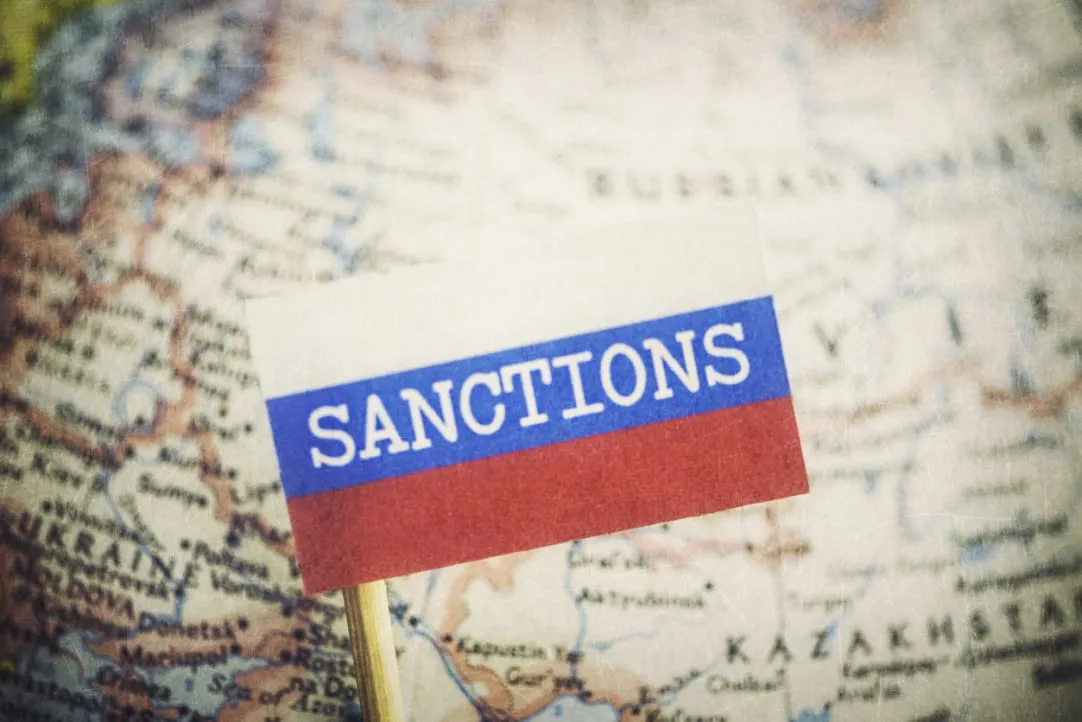 Введение первых санкций США и ЕС против России