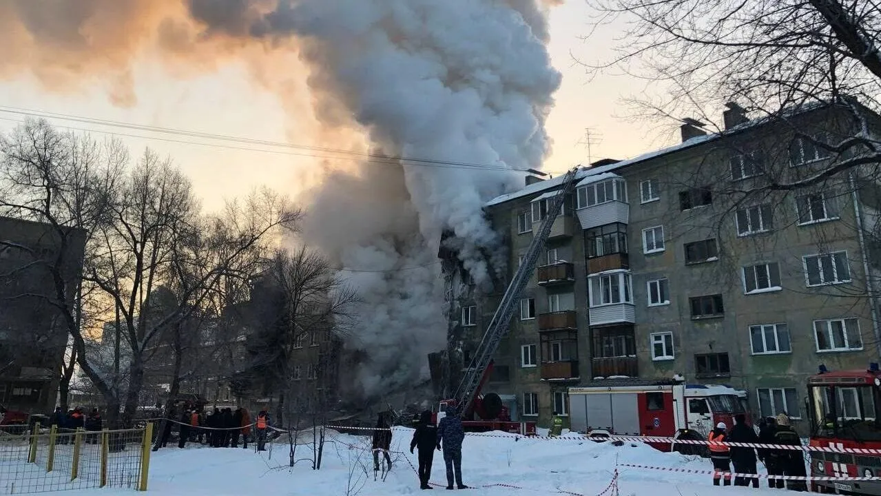 Разрушение жилого дома в Новосибирске из-за взрыва бытового газа
